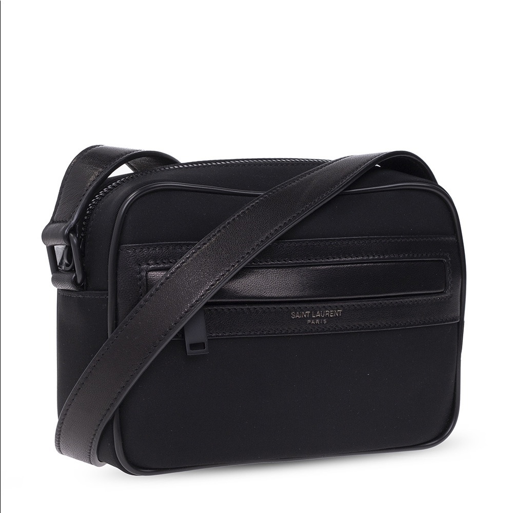 *Black Small shoulder 💼 
* Zip closure
* Logo detail
* One front zip pocket